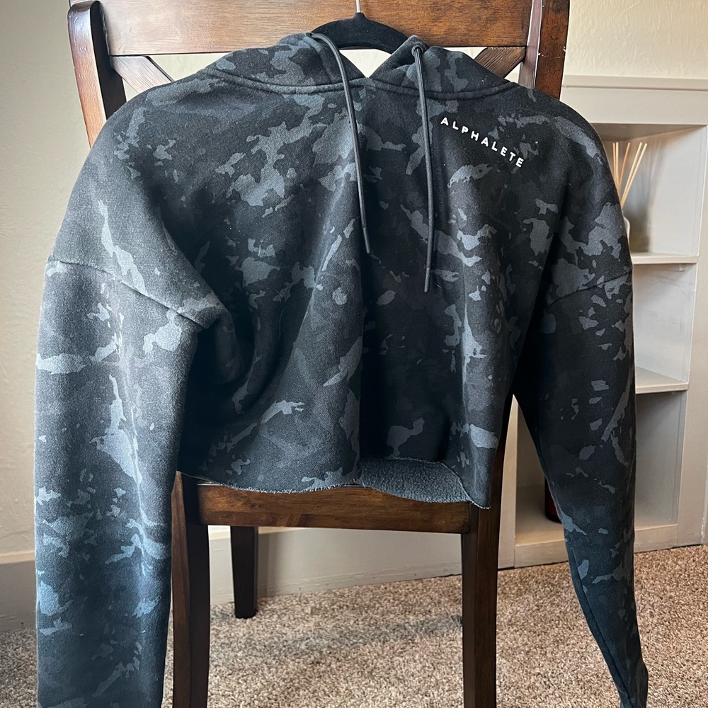 Alphalete cropped camo hoodie